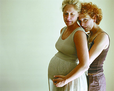 Nace la primera niña con dos madres biológicas