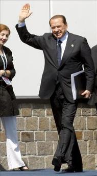 Berlusconi pide respeto a su intimidad tras la publicación de fotos de su familia