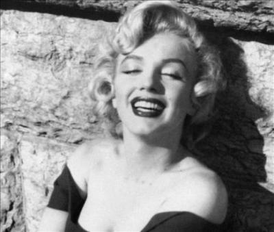 Para pagar deudas de su mansión, una mujer subasta la tumba de su marido, ubicada sobre la de Marilyn Monroe
