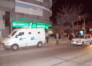 Uruguay: un niño y un hombre heridos en tiroteo tras asalto a camioneta de caudales