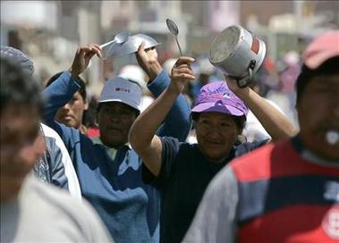Perú: Campesinos toman una central hidroeléctrica y retienen a 13 policías