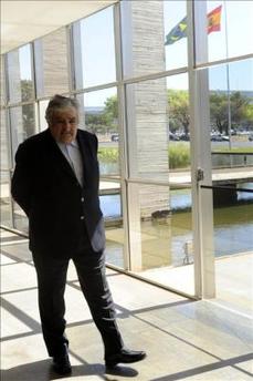 Mujica, ex tupamaro y candidato a la presidencia en Uruguay, viaja a Chile para reunirse con Bachelet