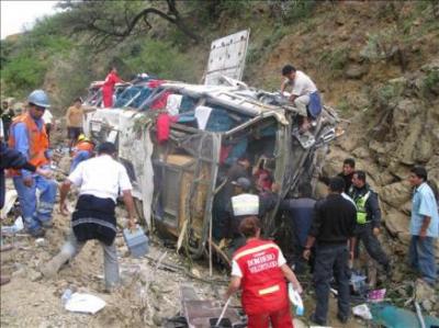 Perú: 11 muertos al caer una camioneta en un abismo