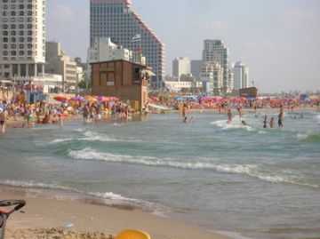 Un hombre linchado en playa de Tel Aviv frente a su mujer y a su hija