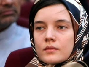 Está libre joven francesa acusada de instigar disturbios en Irán