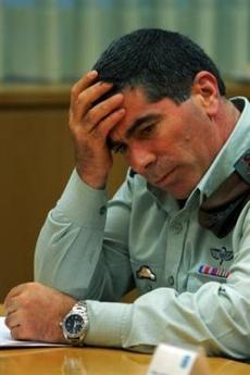 Un soldado roba datos de la tarjeta bancaria del jefe del Estado Mayor de Israel y se va de compras