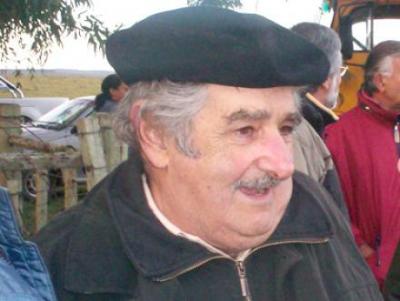 Uruguay: Mujica acepta debate con Lacalle en el canal de televisión que ponga más bolsas de pórtland y chapas de zinc para los asentamientos