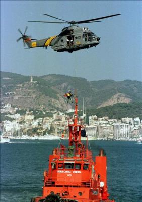 España: Rescatan a tres tripulantes de una embarcación incendiada