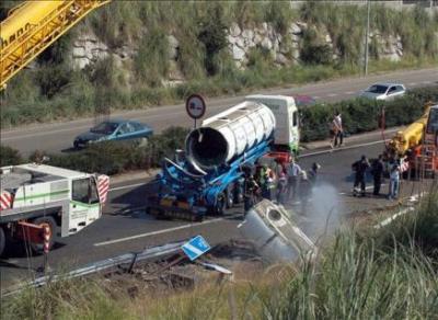La fuga de ácido nítrico de un camión español obliga a cortar una autopista en Burdeos