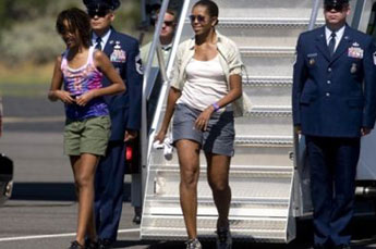 Michelle Obama mostró las piernas y disparó la polémica