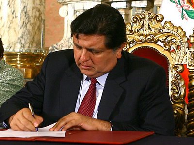 El presidente de Perú recibe al golpista de Honduras con recelo y sin honores