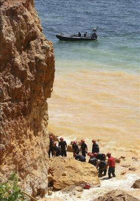 Un muerto y dos heridos tras derrumbarse unas rocas en una playa de Portugal
