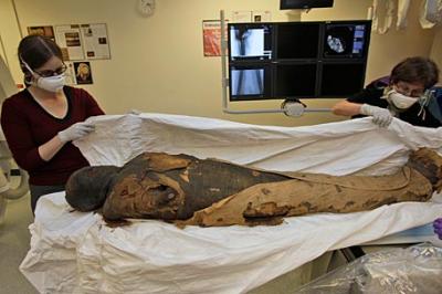 Examinan con escáner momia de sacerdote egipcio de 2.500 años