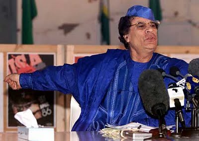 Gaddafi se reunió con condenado en caso Lockerbie, lo abrazó, y prometió mayor cooperación con Gran Bretaña