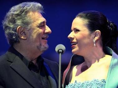 La famosa soprano de Puerto Rico, Ana María Martínez, se cayó en el foso de la orquesta