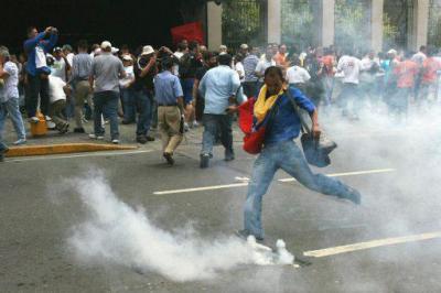 Venezuela: marcha opositora a ley de Educación se enfrentó con la Policía