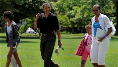 Obama inicia sus primeras vacaciones presidenciales rodeado de problemas