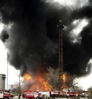 Un rayo desató gigantesco incendio en un depósito de petróleo en Rusia: dos muertos y cinco heridos