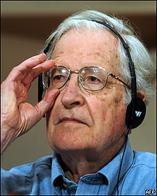 El afamado escritor y analista político estadounidense Noam Chomsky criticó uso de bases militares colombianas por parte de Estados Unidos