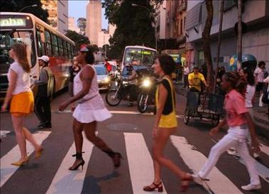 Prostitutas brasileñas desfilan en Río de Janeiro y muestran su nueva colección para el verano