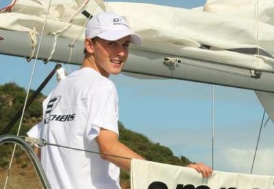 Marinero solitario de 17 años rompe récord al recorrer el mundo