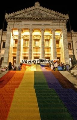 Uruguay aprobó la adopción de niños por homosexuales