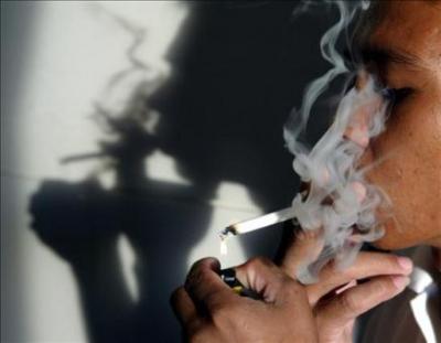 Ilusionista planea masticar 200 cigarrillos encendidos para dejar de fumar