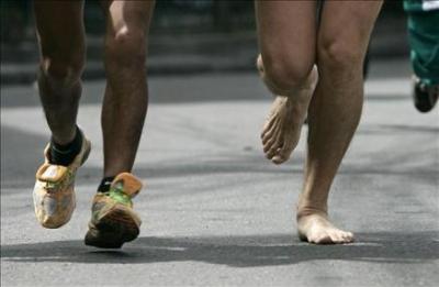 Un hombre correrá descalzo EE.UU. de costa a costa por los jóvenes sin hogar