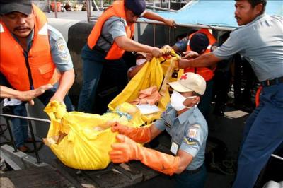 Cinco muertos y 18 desaparecidos al hundirse un transbordador en Indonesia