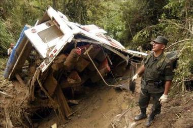 5 muertos y 10 heridos al volcar un ómnibus en Colombia
