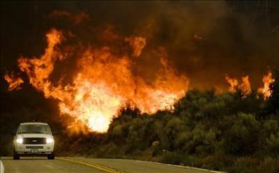 Dos bomberos muertos en devastador incendio en Los Ángeles