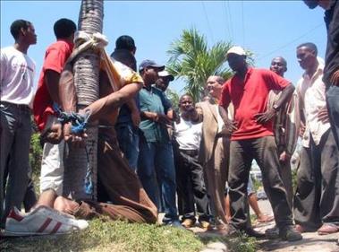 Feroz linchamiento: Una multitud mata y quema a un haitiano y a un dominicano que asesinaron a un joven