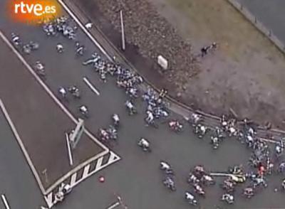 Masiva y espectacular caída de 50 ciclistas en la Vuelta de España