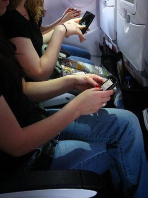 México levanta prohibición uso celulares en aviones
