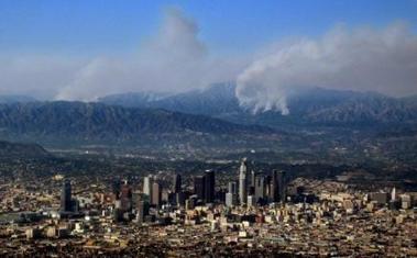 Bajan las temperaturas en California y dan una tregua a los bomberos en su lucha contra el monstruoso incendio
