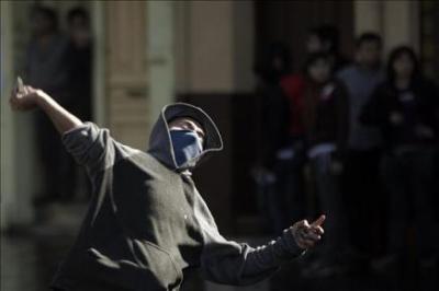 Chile: atacan con bombas molotov un cuartel en Santiago