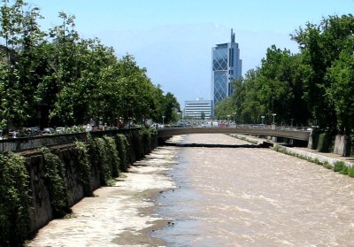 Santiago: una mujer muere al caer al rio Mapocho tras ser atropellada por un taxi