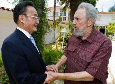 Fidel Castro recibió a un dirigente chino en el jardín y en mangas de camisa