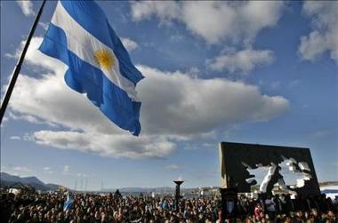 Unos 300 familiares de argentinos muertos en la guerra de las Malvinas visitan las islas
