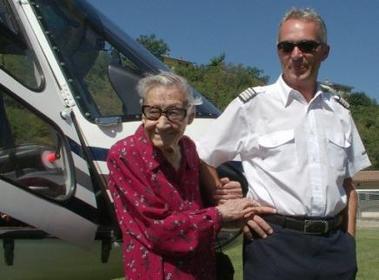 Una anciana italiana celebra sus 106 años viajando en helicóptero