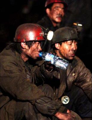 35 muertos y 44 atrapados al explotar una mina de carbón en China