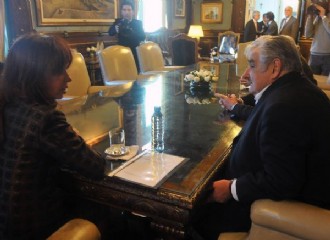 La presidenta argentina recibió a la fórmula del Frente Amplio