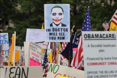 Miles de manifestantes se concentran en Washington y le gritan "socialista" a Obama