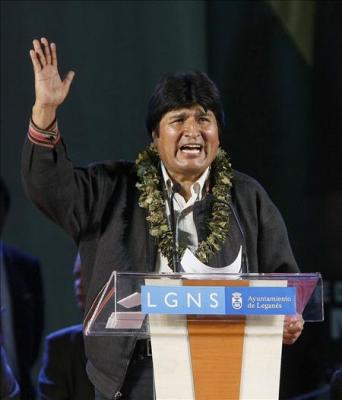 Evo Morales ovacionado por una multitud en Madrid