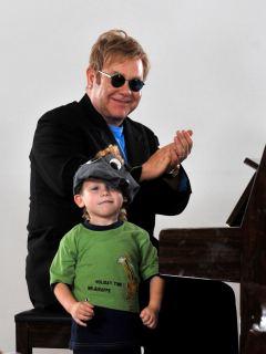 La ley ucraniana prohibe al cantante Elton John adoptar a Lev, niño de 14 meses