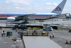 Un avión de American Airlines obligado a un aterrizaje de emergencia en Miamí por amenazas de bomba