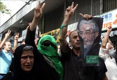 Irán: La Policía dispersa con dureza las protestas de los opositores a Ahmadineyad