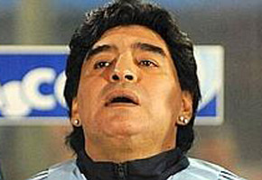 El fisco italiano le secuestró a Maradona los aros de diamante