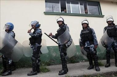 Policías peruanos marchan contra la violencia