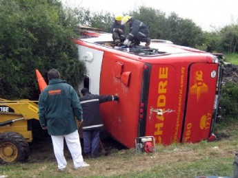 Uruguay: 2 muertos al volcar un ómnibus cerca de San José